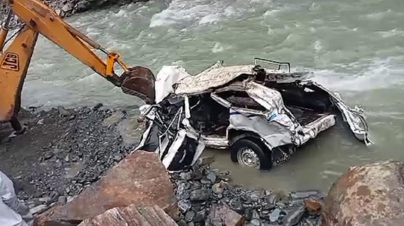 Himachal Pradesh: A vehicle full of policemen fell into the river, 6 dead and 4 injured Himachal Pradesh: A vehicle full of policemen fell into the river, 6 dead and 4 injured