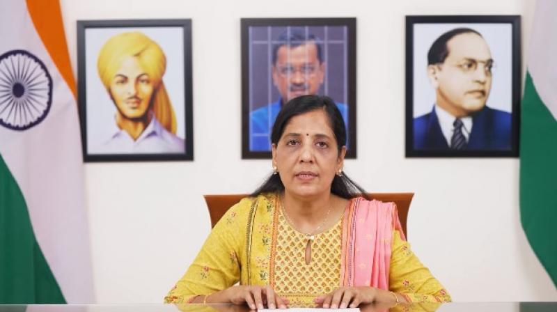 Arvind Kejriwal's wife Sunita Kejriwal reads out Delhi CM's message for AAP MLAs Arvind Kejriwal's wife Sunita Kejriwal reads out Delhi CM's message for AAP MLAs