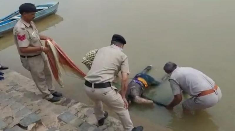Dead body found in Sukhna Lake Dead body found in Sukhna Lake