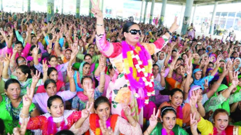 State President Hargobind Kaur and other leaders during the winner rally