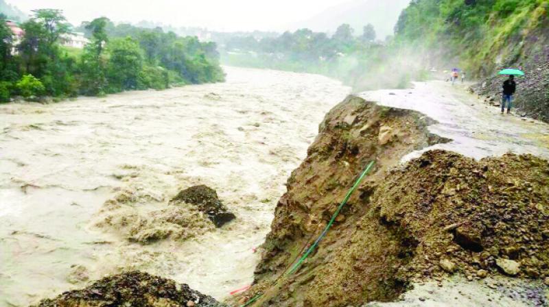 The weather is clear, the danger of the flood still The weather is clear, the danger of the flood still