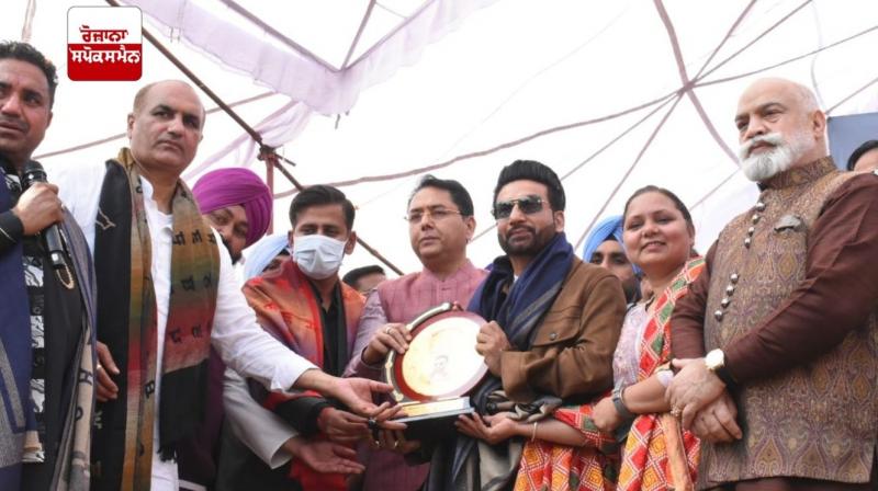 ਅੰਤਰਰਾਸ਼ਟਰੀ ਮਾਂ ਬੋਲੀ ਦਿਵਸ ’ਤੇ ਮਹਿਮਾਨਾਂ ਨੂੰ ਅਮਨ ਅਰੋੜਾ ਸਨਮਾਨਿਤ ਕਰਦੇ ਹੋਏ ਅੰਤਰਰਾਸ਼ਟਰੀ ਮਾਂ ਬੋਲੀ ਦਿਵਸ ’ਤੇ ਮਹਿਮਾਨਾਂ ਨੂੰ ਅਮਨ ਅਰੋੜਾ ਸਨਮਾਨਿਤ ਕਰਦੇ ਹੋਏ
