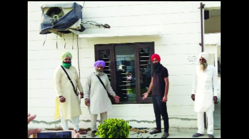 ਹਮਲਾਵਰਾਂ ਵਲੋਂ ਕੀਤੀ ਗਈ ਭੰਨ-ਤੋੜ ਦਿਖਾਉਂਦੇ ਹੋਏ ਗੁਰਨਾਮ ਸਿੰਘ ਚੰਦੜ੍ਹ, ਪ੍ਰਗਟ ਸਿੰਘ ਅਤੇ ਜਗਤੇਜ ਸਿੰਘ। ਤਸਵੀਰ: ਪ੍ਰੇਮ ਮਨਚੰਦਾ ਹਮਲਾਵਰਾਂ ਵਲੋਂ ਕੀਤੀ ਗਈ ਭੰਨ-ਤੋੜ ਦਿਖਾਉਂਦੇ ਹੋਏ ਗੁਰਨਾਮ ਸਿੰਘ ਚੰਦੜ੍ਹ, ਪ੍ਰਗਟ ਸਿੰਘ ਅਤੇ ਜਗਤੇਜ ਸਿੰਘ। ਤਸਵੀਰ: ਪ੍ਰੇਮ ਮਨਚੰਦਾ