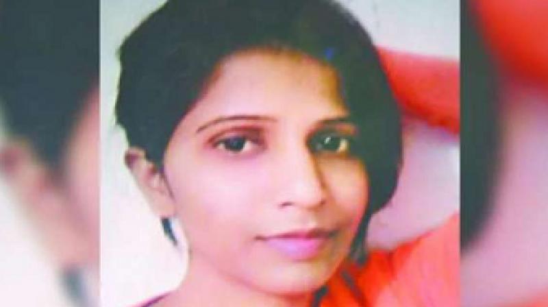 Girl commits suicide in Noida Girl commits suicide in Noida