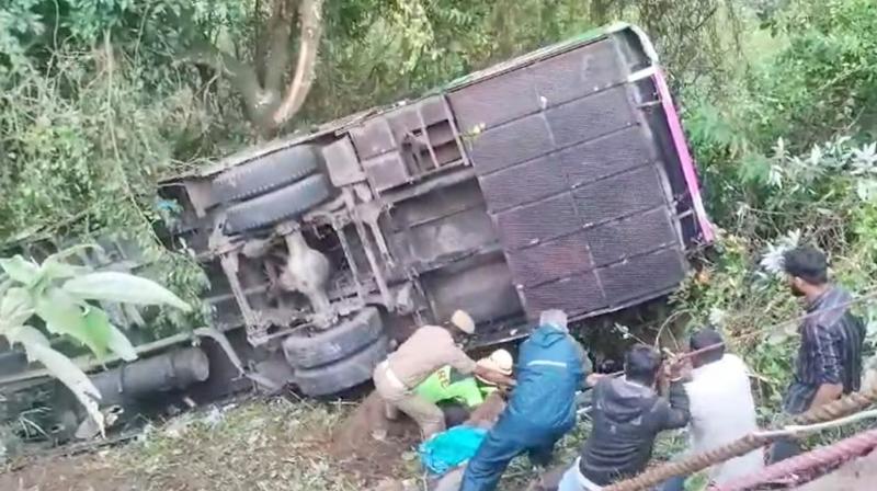 21 police and home guard personnel injured due to bus overturn in Betul 21 police and home guard personnel injured due to bus overturn in Betul