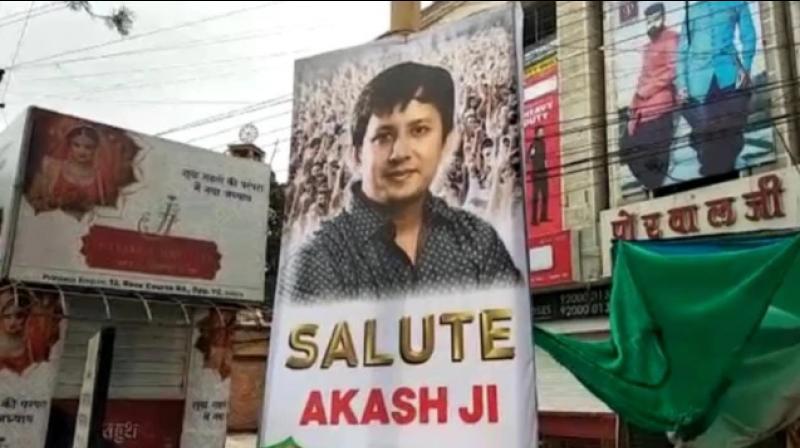 Posters in indore support of bjp mla akash vijayvargiya who attacked a officer?
