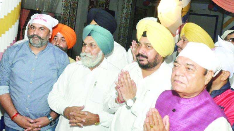 Sadhu Singh Dharamsot with Others