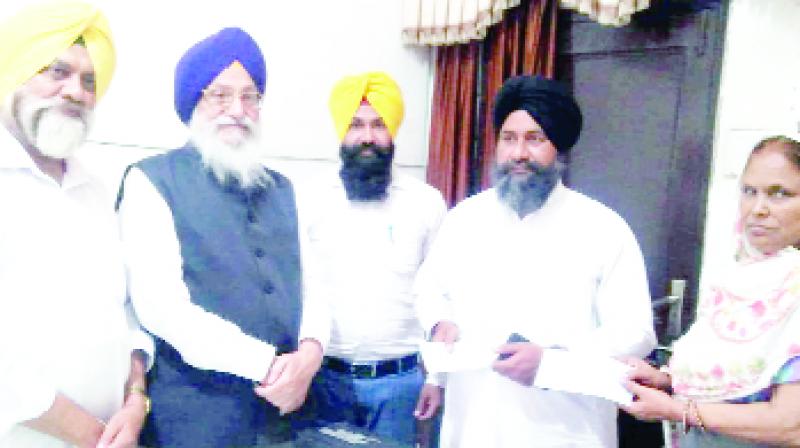 Avtar Singh Makkar giving Checks Avtar Singh Makkar giving Checks