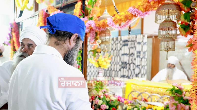 Rahul Gandhi offers prayers at Gurudwara Sahib