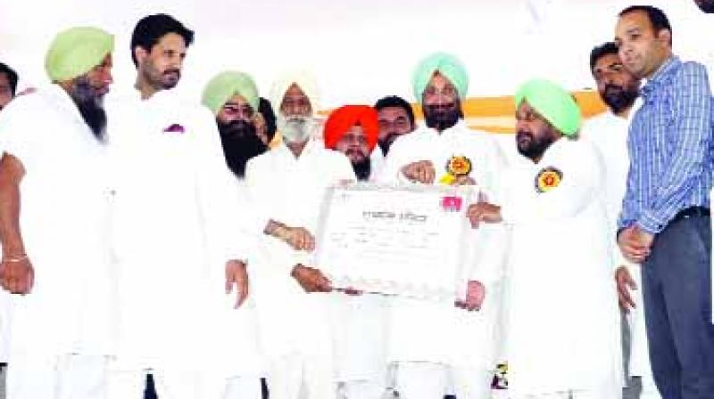 Sukhjinder Singh Randhawa Giving Certificates to Farmers