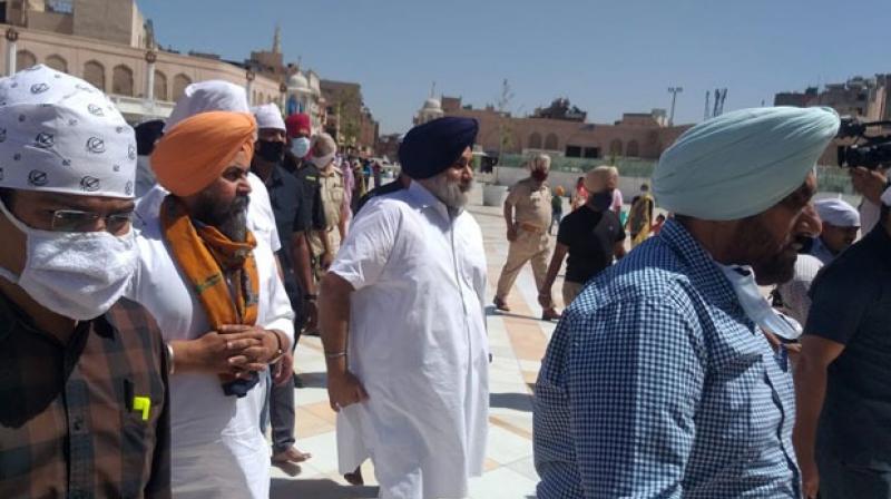 Shiromani Akali Dal President Sukhbir Singh Badal paid obeisance at Golden Temple Shiromani Akali Dal President Sukhbir Singh Badal paid obeisance at Golden Temple