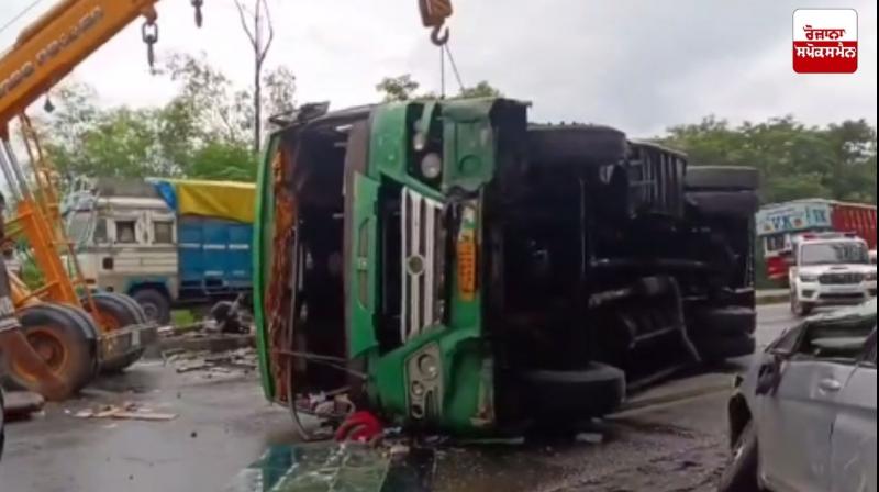 Uncontrolled private bus overturns on Jalandhar-Pathankot highway Uncontrolled private bus overturns on Jalandhar-Pathankot highway