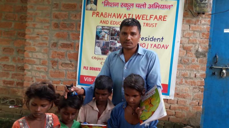 Up varanasi man teaching underpriviledged kids for free school education