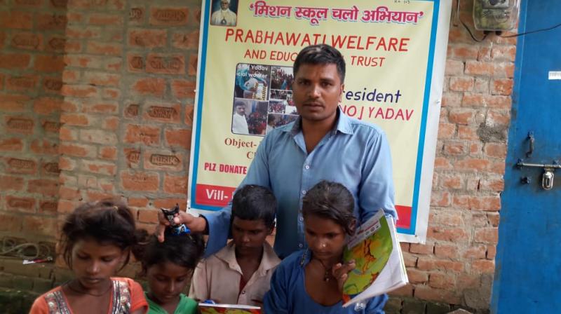 Up varanasi man teaching underpriviledged kids for free school education Up varanasi man teaching underpriviledged kids for free school education