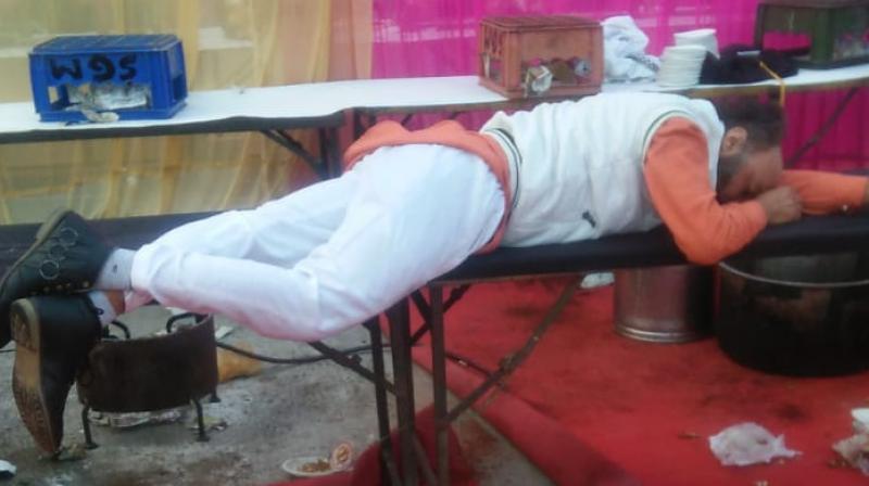 ਵਿਆਹ ਵਿਚ ਸ਼ਰਾਬ ਨਾਲ ਟੁੰਨ ਸ਼ਰਾਬੀ ਵਿਆਹ ਵਿਚ ਸ਼ਰਾਬ ਨਾਲ ਟੁੰਨ ਸ਼ਰਾਬੀ