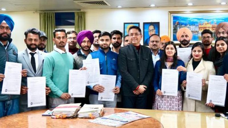 Aman Arora handed over appointment letters to 19 junior engineers in the Department of Housing and Urban Development.