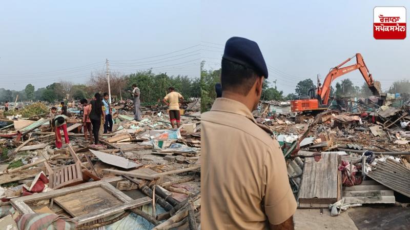 Bulldozer runs over illegal colonies Chandigarh News Bulldozer runs over illegal colonies Chandigarh News