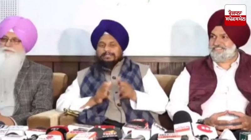 ਗਿਆਨੀ ਹਰਪ੍ਰੀਤ ਸਿੰਘ ਪੱਤਰਕਾਰਾਂ ਨਾਲ ਗੱਲਬਾਤ ਕਰਦੇ ਹੋਏ ਗਿਆਨੀ ਹਰਪ੍ਰੀਤ ਸਿੰਘ ਪੱਤਰਕਾਰਾਂ ਨਾਲ ਗੱਲਬਾਤ ਕਰਦੇ ਹੋਏ
