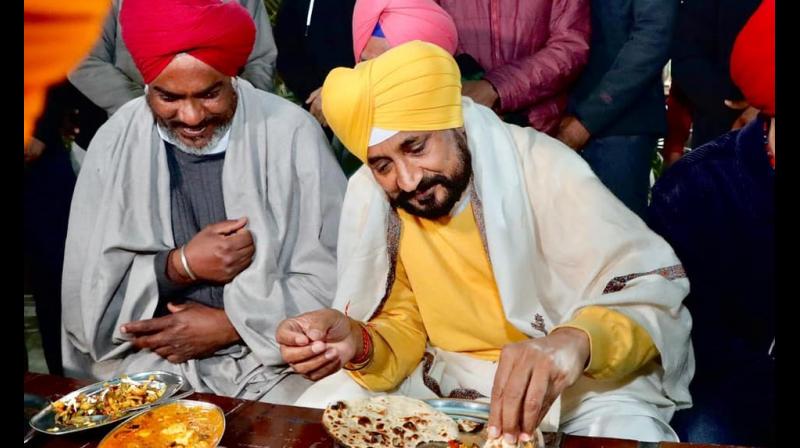 CM Channi had dinner with Drivers CM Channi had dinner with Drivers
