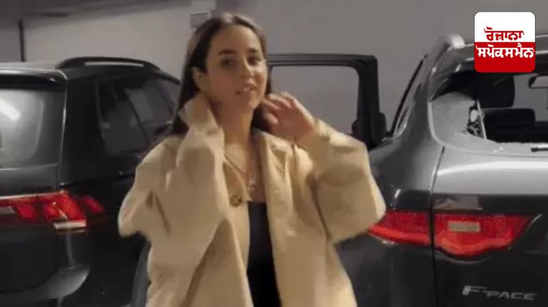 Punjabi singer Sunanda Sharma: Punjabi singer Sunanda Sharma became the target of thieves in London. Punjabi singer Sunanda Sharma: Punjabi singer Sunanda Sharma became the target of thieves in London.