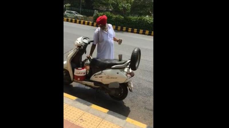 sikh sardar man in delhi providing cold water on road sikh sardar man in delhi providing cold water on road