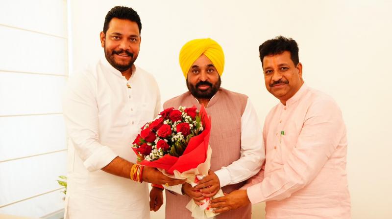 Robin Sampla left BJP and joined Aam Aadmi Party Robin Sampla left BJP and joined Aam Aadmi Party