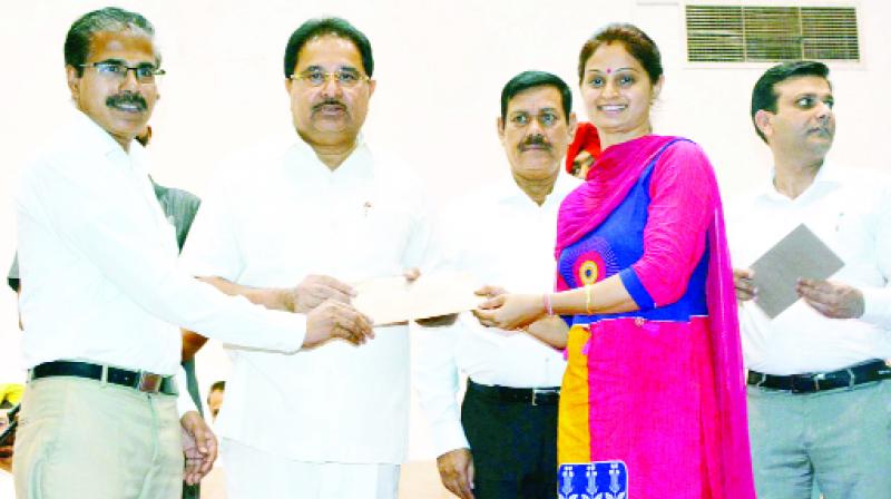 The Education Minister handed the appointment letter to Hindi and English teachers The Education Minister handed the appointment letter to Hindi and English teachers
