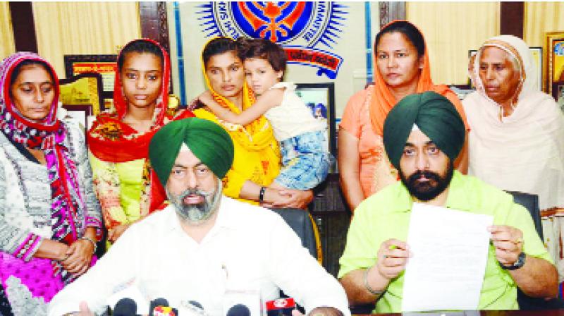 Talking to the journalists, Harmeet Singh Kalka and others Talking to the journalists, Harmeet Singh Kalka and others