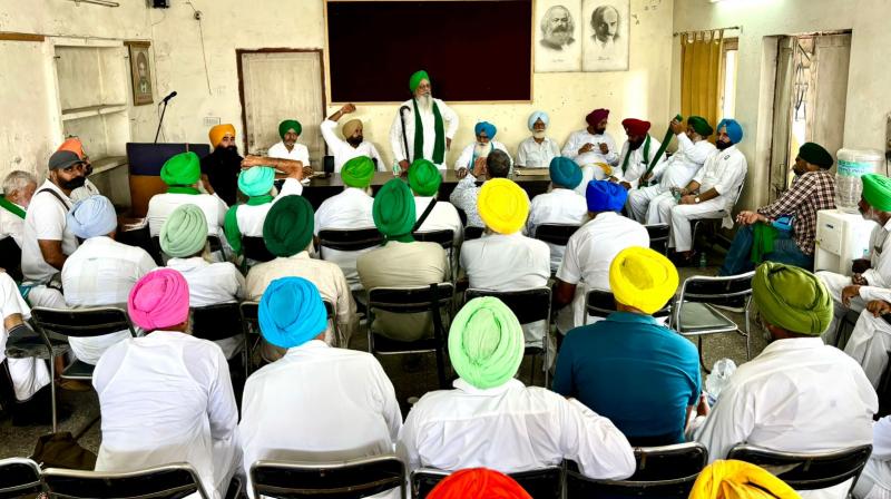 ਮੀਟਿੰਗ ਦੌਰਾਨ ਸੰਯੁਕਤ ਕਿਸਾਨ ਮੋਰਚੇ ਦੇ ਹਾਜ਼ਰ ਆਗੂ ਮੀਟਿੰਗ ਦੌਰਾਨ ਸੰਯੁਕਤ ਕਿਸਾਨ ਮੋਰਚੇ ਦੇ ਹਾਜ਼ਰ ਆਗੂ