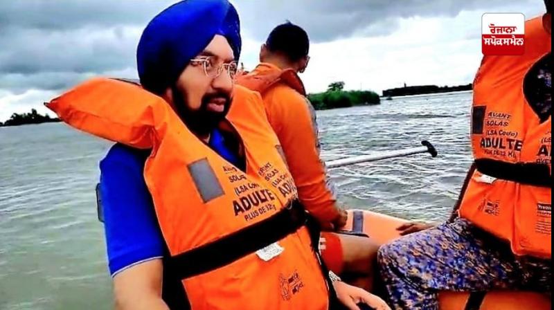 MP ਵਿਕਰਮਜੀਤ ਸਿੰਘ ਸਾਹਨੀ ਨੇ ਪੰਜਾਬ ਹੜ੍ਹ ਰਾਹਤ ਤੇ ਕਿਸਾਨਾਂ ਲਈ ਖੇਤੀਬਾੜੀ ਸਮੱਗਰੀ ਲਈ 5 ਕਰੋੜ ਦੇਣ ਦਾ ਕੀਤਾ ਐਲਾਨ MP ਵਿਕਰਮਜੀਤ ਸਿੰਘ ਸਾਹਨੀ ਨੇ ਪੰਜਾਬ ਹੜ੍ਹ ਰਾਹਤ ਤੇ ਕਿਸਾਨਾਂ ਲਈ ਖੇਤੀਬਾੜੀ ਸਮੱਗਰੀ ਲਈ 5 ਕਰੋੜ ਦੇਣ ਦਾ ਕੀਤਾ ਐਲਾਨ