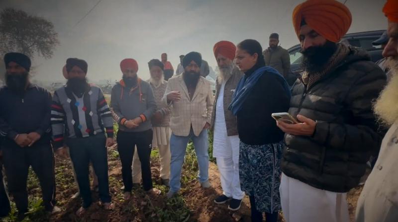 Jai Inder Kaur met tomato farmers Jai Inder Kaur met tomato farmers