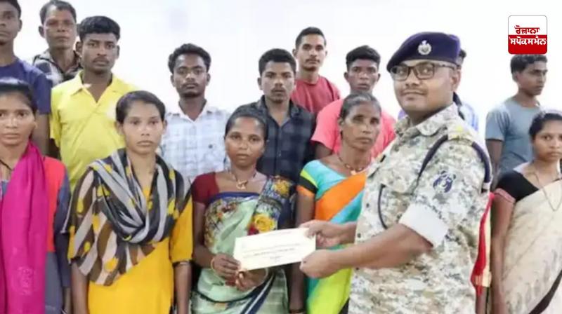 Security forces get big success in Chhattisgarh, 24 Naxalites surrender Security forces get big success in Chhattisgarh, 24 Naxalites surrender