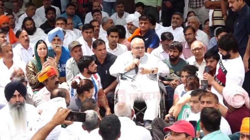 Satyapal Malik joins Wrestlers protest at Jantar Mantar Satyapal Malik joins Wrestlers protest at Jantar Mantar