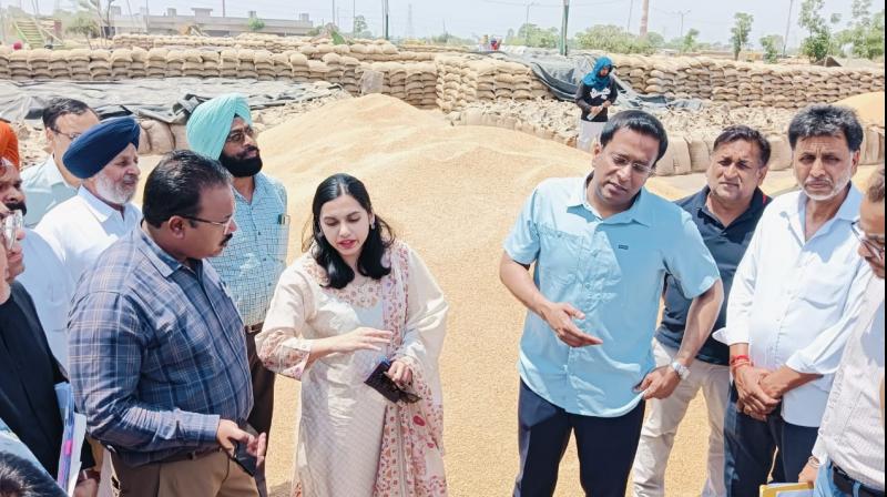 ਮਾਰਕਫੈੱਡ ਦੇ MD, ਡਿਪਟੀ ਕਮਿਸ਼ਨਰਾਂ ਦੇ ਨਾਲ ਮੰਡੀਆਂ ਦਾ ਦੌਰਾ ਕਰਦੇ ਹੋਏ ਮਾਰਕਫੈੱਡ ਦੇ MD, ਡਿਪਟੀ ਕਮਿਸ਼ਨਰਾਂ ਦੇ ਨਾਲ ਮੰਡੀਆਂ ਦਾ ਦੌਰਾ ਕਰਦੇ ਹੋਏ