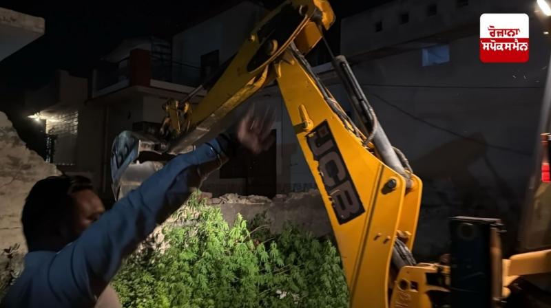 Punjab government's major action against drug smugglers, bulldozer driven on drug mafia's house Punjab government's major action against drug smugglers, bulldozer driven on drug mafia's house