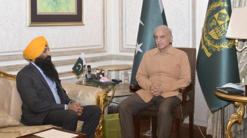 Pakistani Sikh MLA meets PM Shehbaz Sharif Pakistani Sikh MLA meets PM Shehbaz Sharif