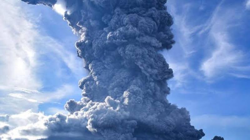 Indonesia volcano: Mount Sinabung spews 3 mile ash cloud in huge eruption Indonesia volcano: Mount Sinabung spews 3 mile ash cloud in huge eruption