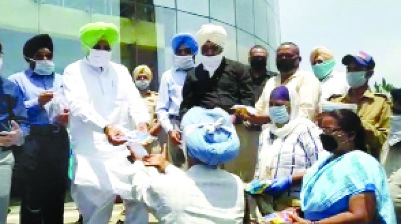 ਸਫ਼ਾਈ ਸੇਵਕਾਂ ਨੂੰ ਹਾਈਜੈਨਿਕ ਕਿੱਟਾਂ ਵੰਡੀਆਂ ਸਫ਼ਾਈ ਸੇਵਕਾਂ ਨੂੰ ਹਾਈਜੈਨਿਕ ਕਿੱਟਾਂ ਵੰਡੀਆਂ