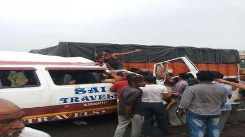 accident on the Mumbai-Agra highway