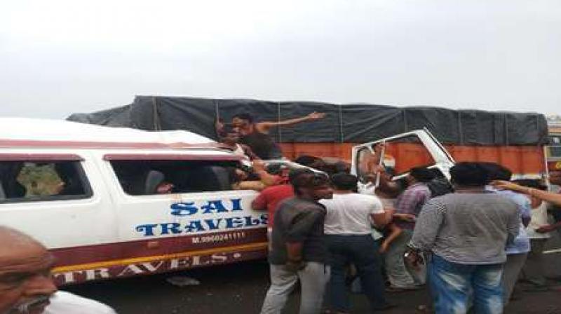 accident on the Mumbai-Agra highway accident on the Mumbai-Agra highway