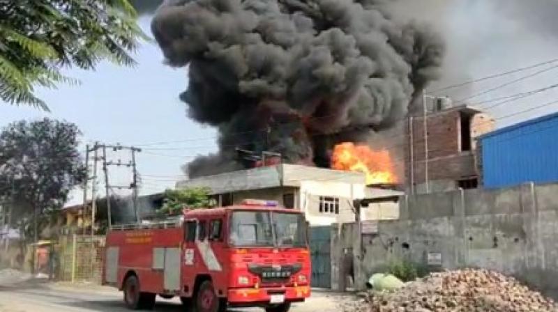 Ghaziabad massive fire broke out at Chemical Factory Ghaziabad massive fire broke out at Chemical Factory