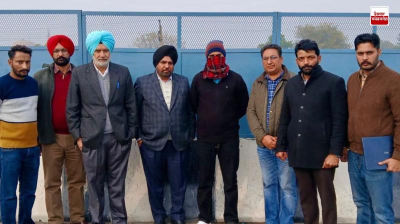 ਵਿਜੀਲੈਂਸ ਬਿਊਰੋ ਵੱਲੋਂ ਕਾਬੂ ਕੀਤਾ ਗਿਆ ਮੁਲਜ਼ਮ ਵਿਜੀਲੈਂਸ ਬਿਊਰੋ ਵੱਲੋਂ ਕਾਬੂ ਕੀਤਾ ਗਿਆ ਮੁਲਜ਼ਮ