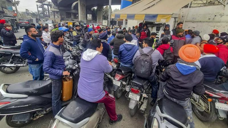 Truckers' Protest: Around 2,000 petrol pumps ran out of fuel due to truck drivers' strike Truckers' Protest: Around 2,000 petrol pumps ran out of fuel due to truck drivers' strike