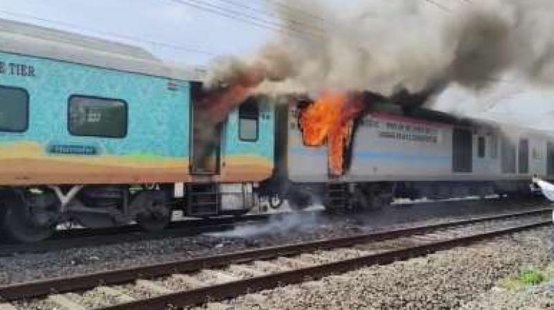 Humsafar Superfats Express train caught fire, passengers evacuated safely Humsafar Superfats Express train caught fire, passengers evacuated safely