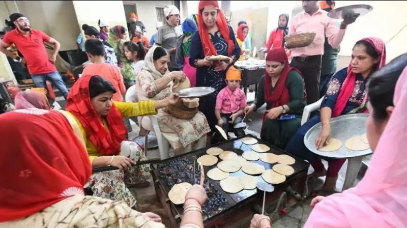 Gurdwara committee starts 10 places for laborers langar on wheels Gurdwara committee starts 10 places for laborers langar on wheels