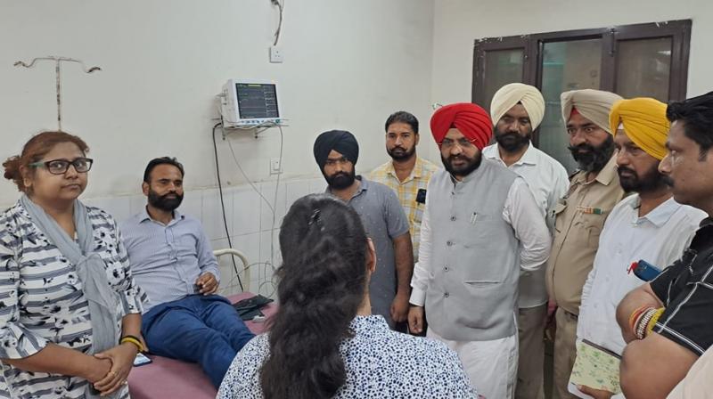 'AAP' volunteer Jatinder Singh was bitten by a snake 'AAP' volunteer Jatinder Singh was bitten by a snake