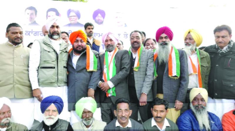  Senior leaders including three current councilors of Akali Dal join Congress