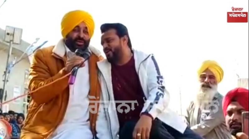 Song sung by Bhagwant Mann and Karamjit Anmol sitting on the roof of the car Song sung by Bhagwant Mann and Karamjit Anmol sitting on the roof of the car