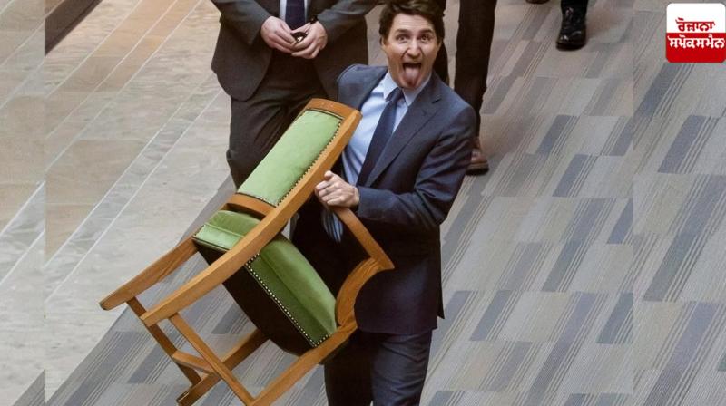 Justin Trudeau carrying his chair pic viral News in punjabi Justin Trudeau carrying his chair pic viral News in punjabi