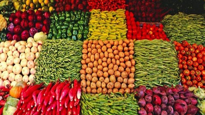 After pulses, tomatoes and other vegetables have also disappeared from the plate of the poor After pulses, tomatoes and other vegetables have also disappeared from the plate of the poor